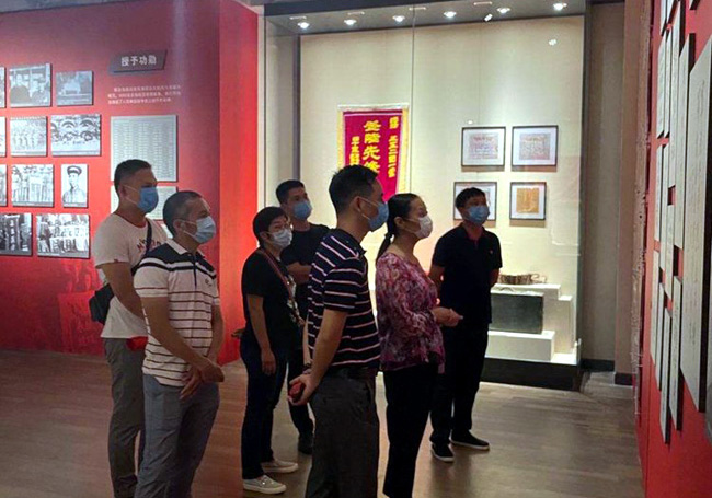 海南三亞南山功德基金會黨支部參觀“碧海丹心--解放海南島文物史料展”