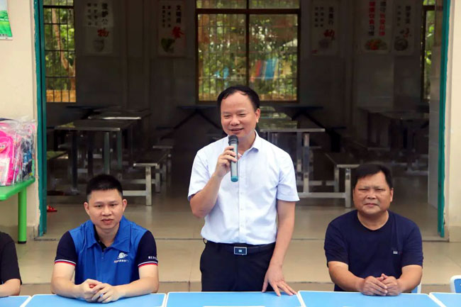 “點亮童心 愛心助學”兒童節公益活動走進臨高縣鋪仔小學