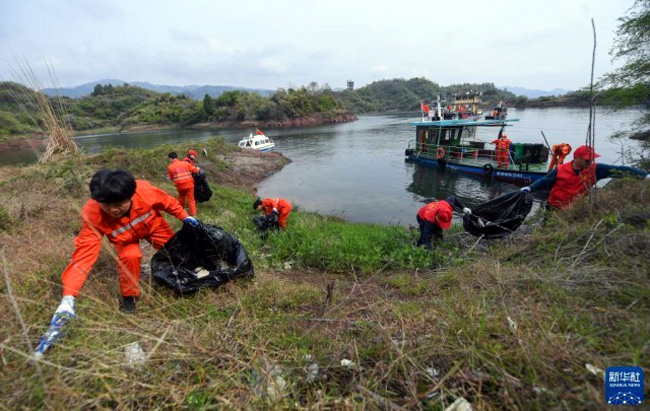黨員志愿者助力水域清潔 守護千島湖一湖秀水